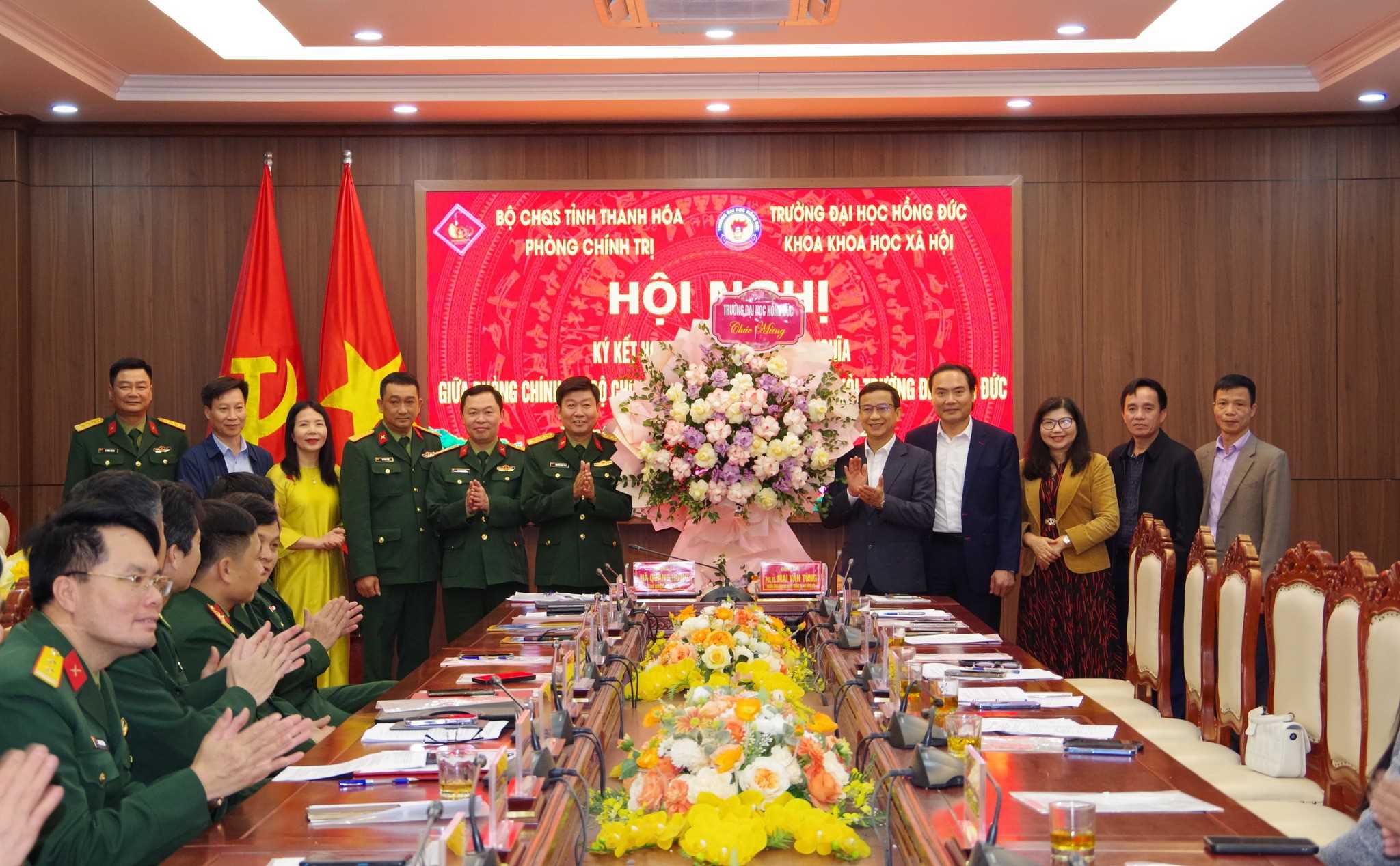 Ký kết hợp tác giữa khoa Khoa học xã hội và phòng Chính trị Bộ Chỉ huy quân sự tỉnh Thanh Hóa